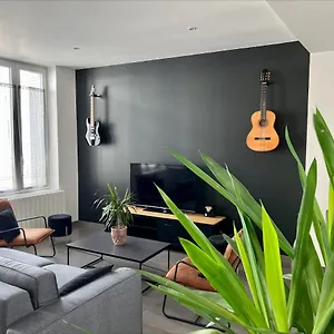 appartement-avec-superbe-rooftop-privatif.hotels-rhonealpes.com/